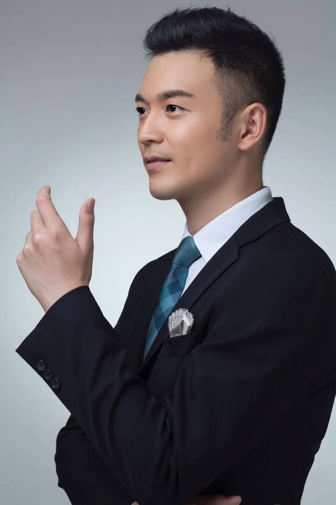 张世轩重庆卫视《重庆新闻联播》主播,主任播音员,十三届全国青联委员