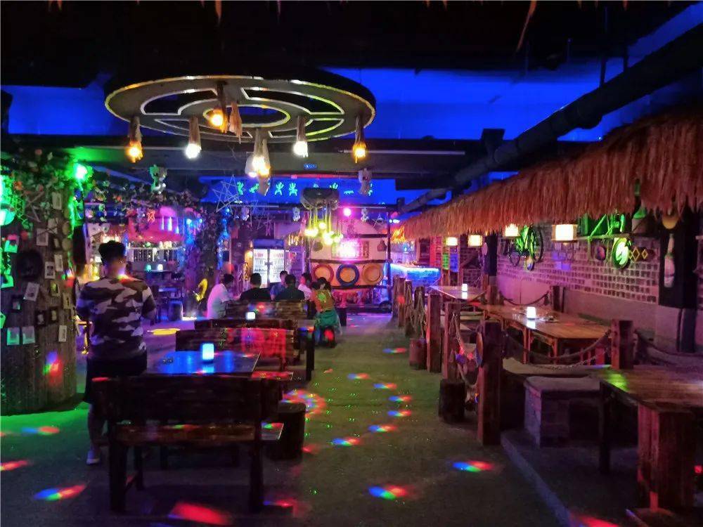 打卡平果市新坐标,红旗山脚下的"pie"酒根据地_音乐酒吧