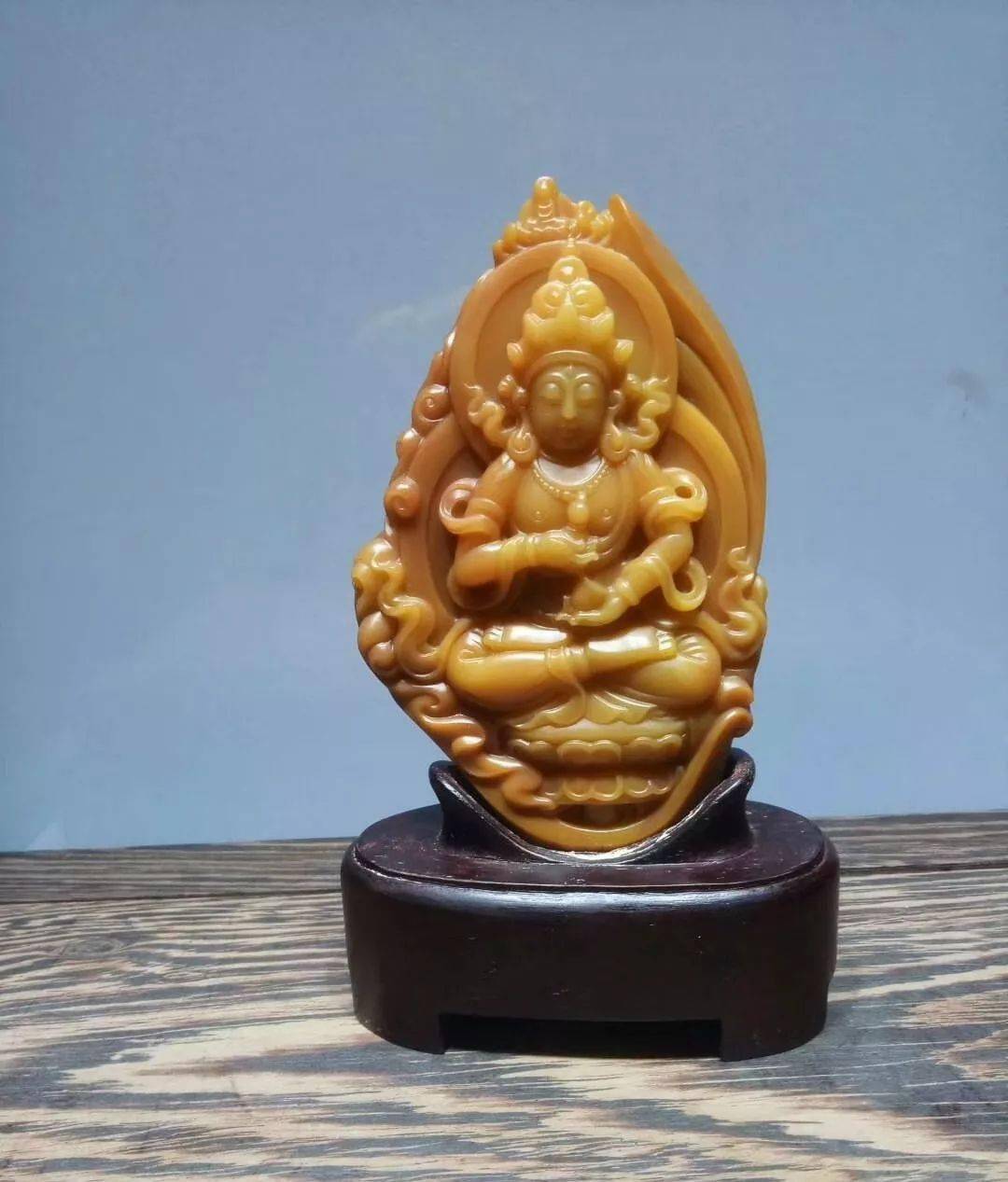 黄蜡石雕刻作品,以其石质温润,工艺精湛在玉雕界异军突起,业界常津津