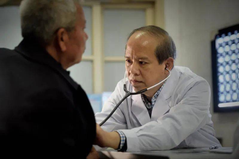 医者名片享受国务院特殊津贴呼吸病学专家曾奕明教授