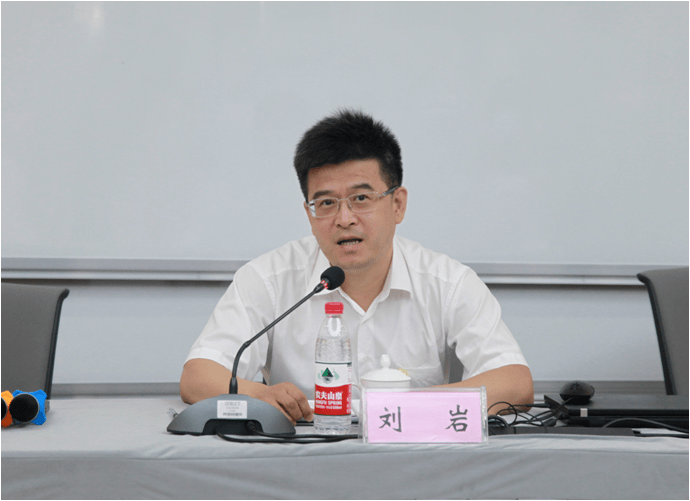 刘岩结合正在开展的"四史"学习教育,重温了新中国成立以来上海科技