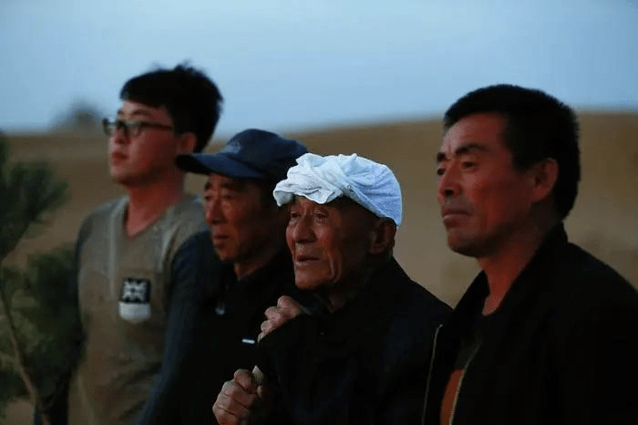 郭成旺都找不到够做一顿饭的柴火 之后他承包了村外的 一家四代人