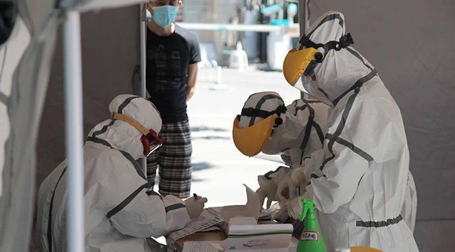 全力做好地坛体育馆,王府井,交道口南锣鼓巷,165中学采样点核酸检测