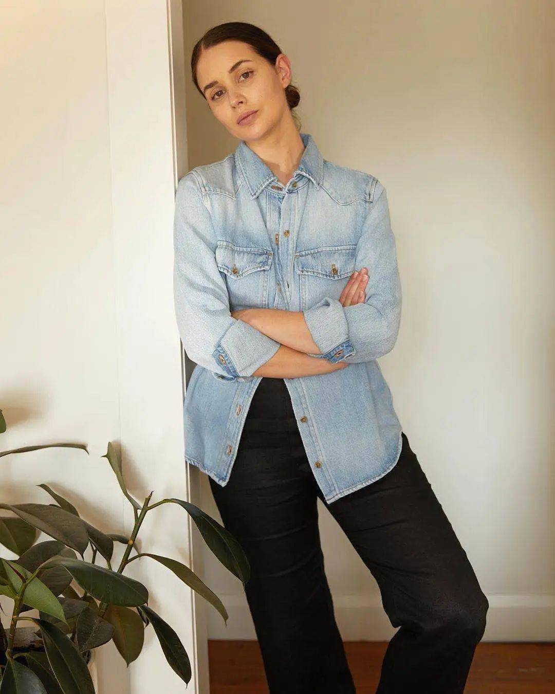 laura matuszczyk是一位来自法国的时尚博主,厚厚的嘴唇和立体的五官