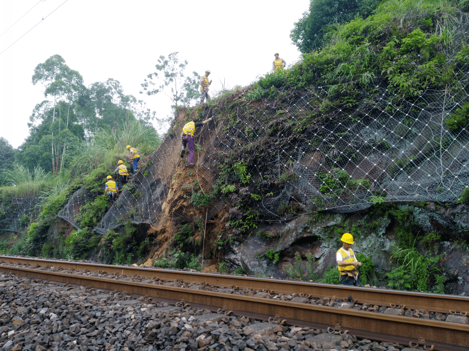 前一日因降雨封锁的沪昆线新窑至关寨间时,发现大竹林隧道衬砌掉块