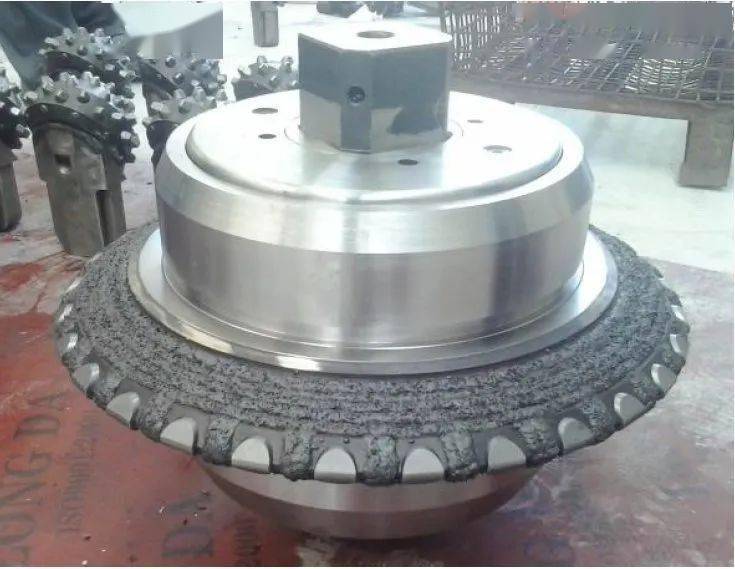 在盾构选型阶段充分调研,采用18寸重型扁齿刀具替换盾构机出厂时配备