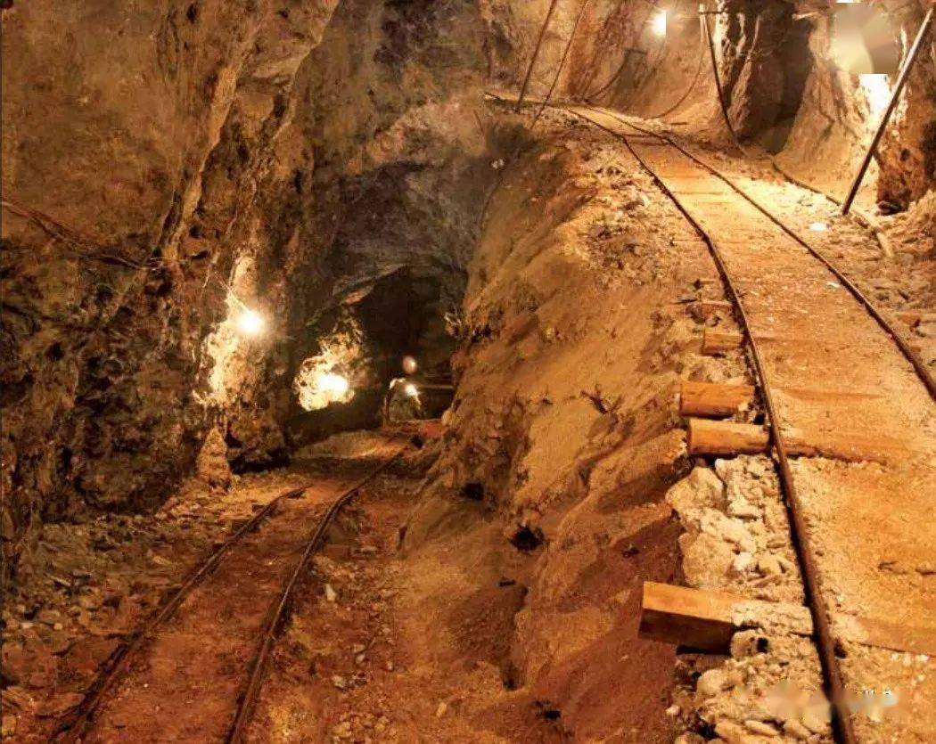 dilo认为这个矿道已经没有电气石,他决定关闭矿山,矿区就像一个巨人