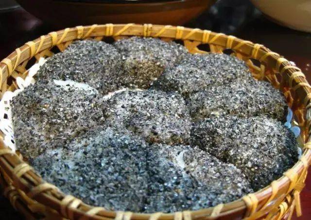 麻滋果是婺源特色小吃 糯米浸泡以后 蒸熟了倒入一个特制的石器皿里