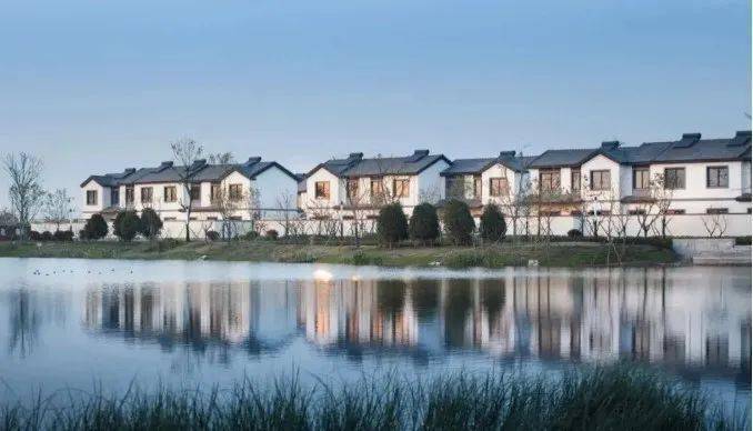 小镇时事强强联手美好同行蓝城集团董事长宋卫平亲临正式与南昌大学