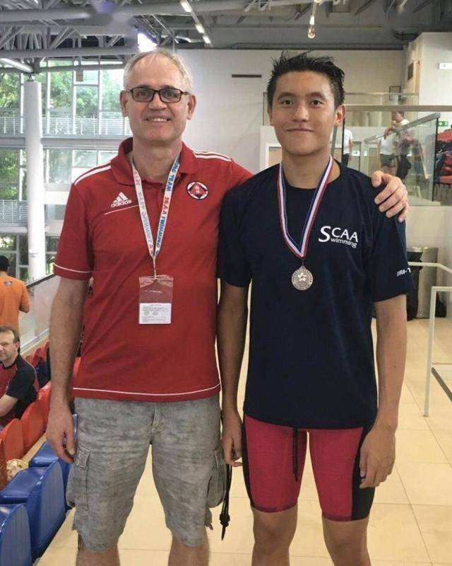 马德钟获儿子弹奏钢琴伴早餐两父子似足两兄弟网友儿子显老