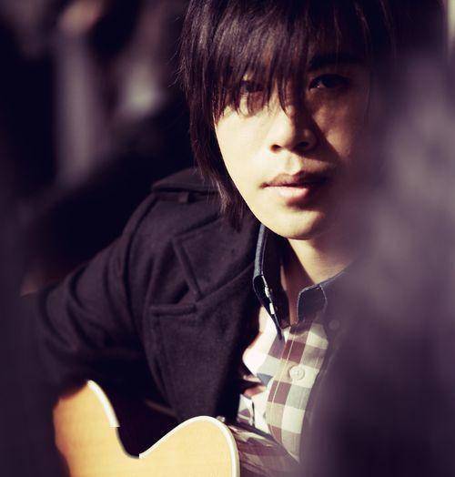 "水木年华"成员:一个江郎才尽毁成名作,一个光芒耀眼跃居一线_卢庚戌