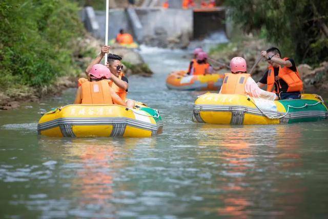 龙嬉谷位于达州市渠县临巴镇,其漂流全长约4公里,水流急,弯道多,两岸