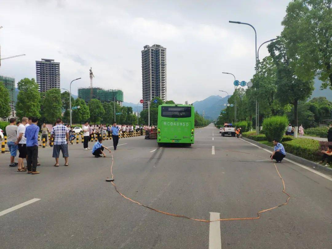 2·18贵州道真车祸图片