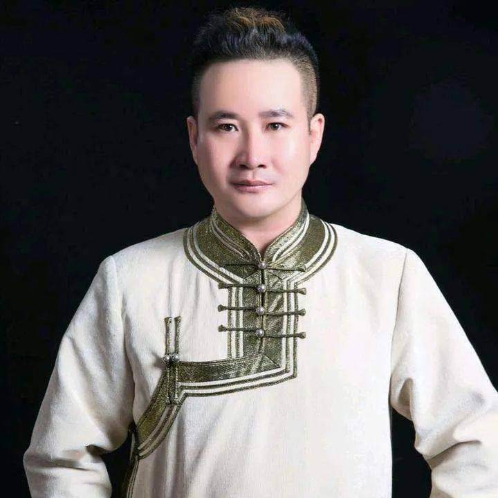 主讲人介绍主讲人:刘俊青二人台表演道具--霸王鞭