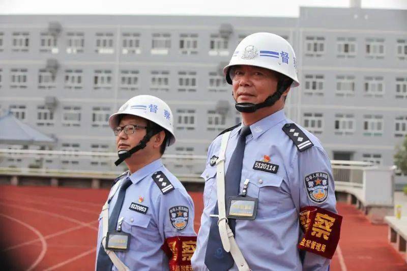 我很荣幸能与父亲并肩继续他心中的荣耀,让警服成为我们父子共同的