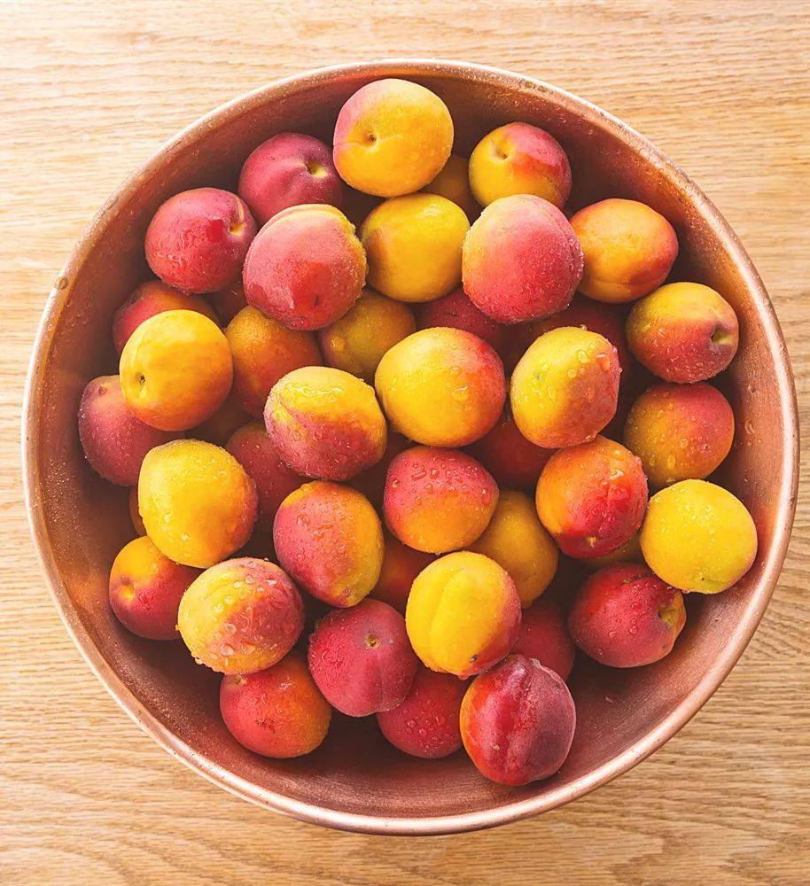 夏天的味道杏子熟啦亲手摘的杏现熬的酱要尝尝吗