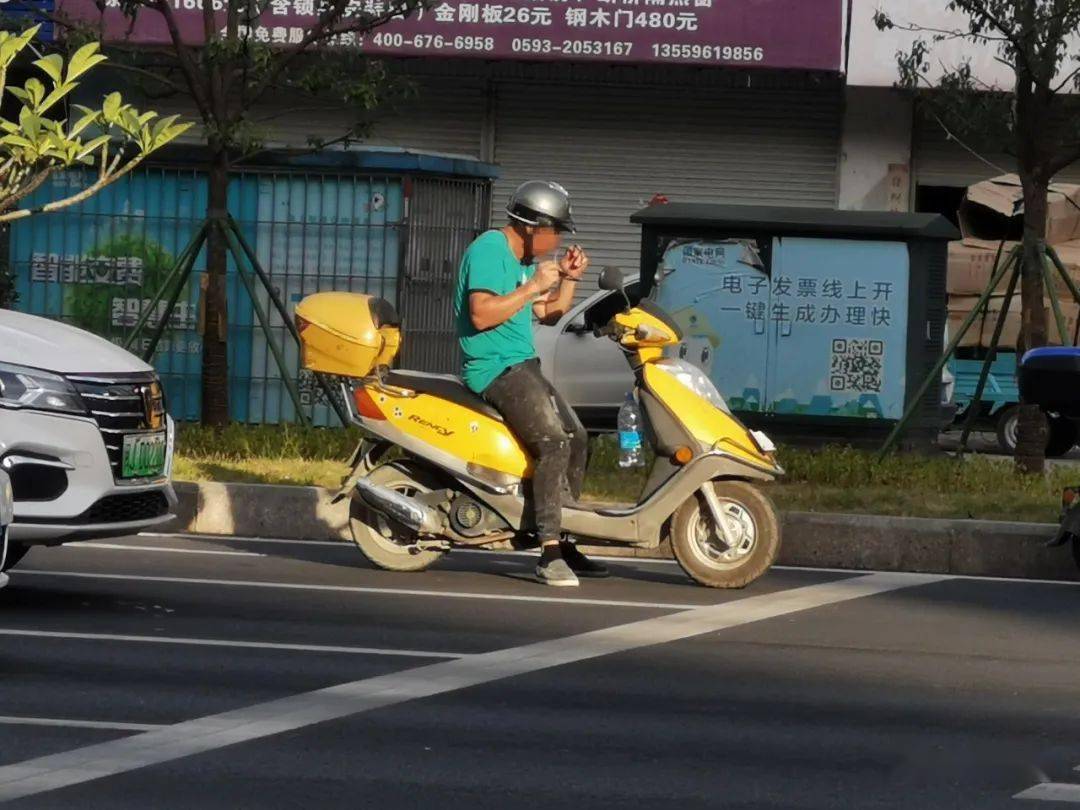 违骑超标电动车上路