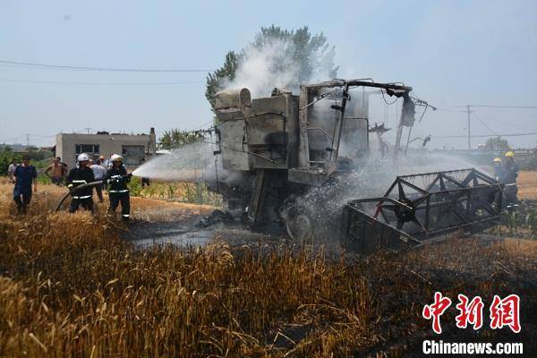 收割机麦田里"发火" 山西消防部门发防火警示