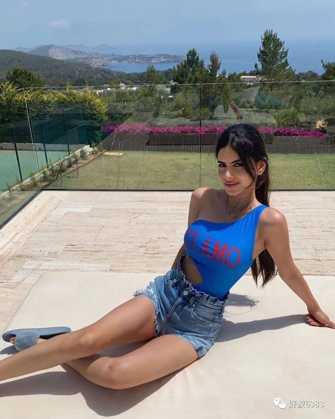 小法妻子与大女儿合影更像姐妹花_达尼埃拉