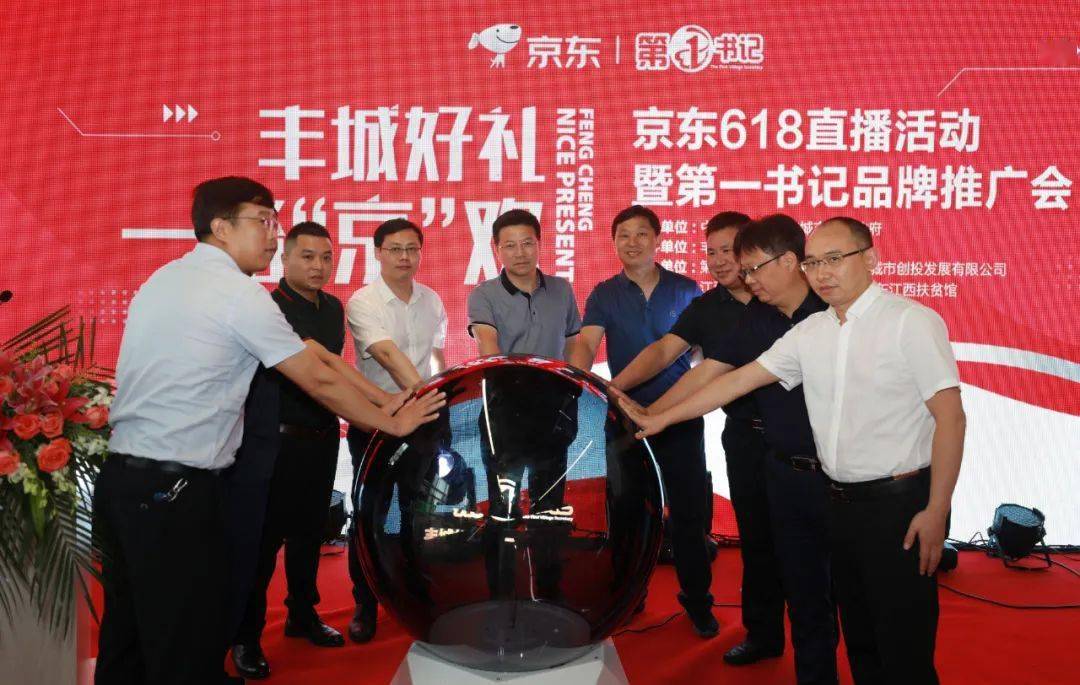 在直播活动现场,李晓楚,徐结强,曾兆昕,刘新根,孙万荣等市领导轮番