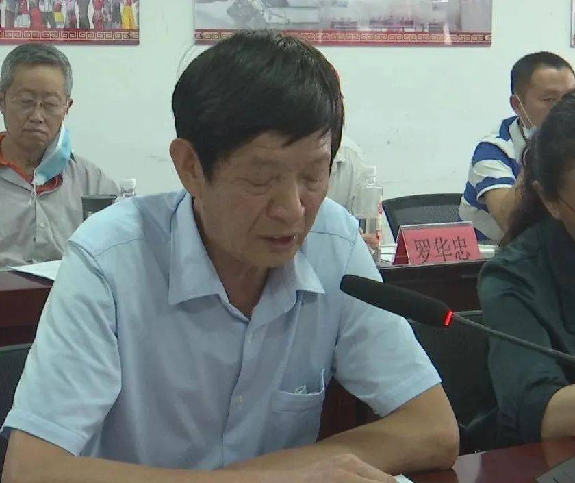 "昆明自卫活禽交易市场总经理 马兴明:听证会上,19位听证代表分别来自