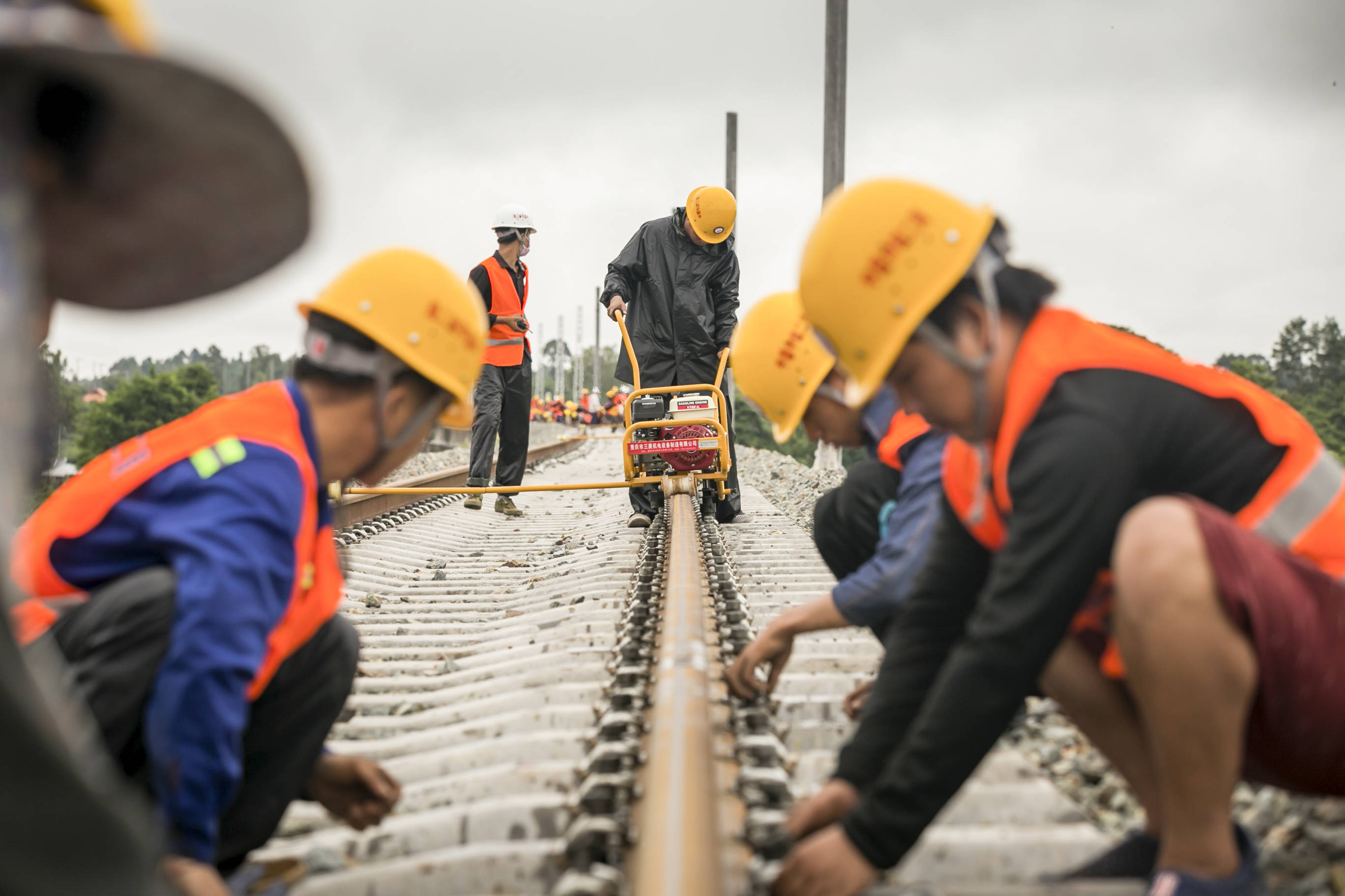 中老铁路无缝线路现场首焊成功_万象