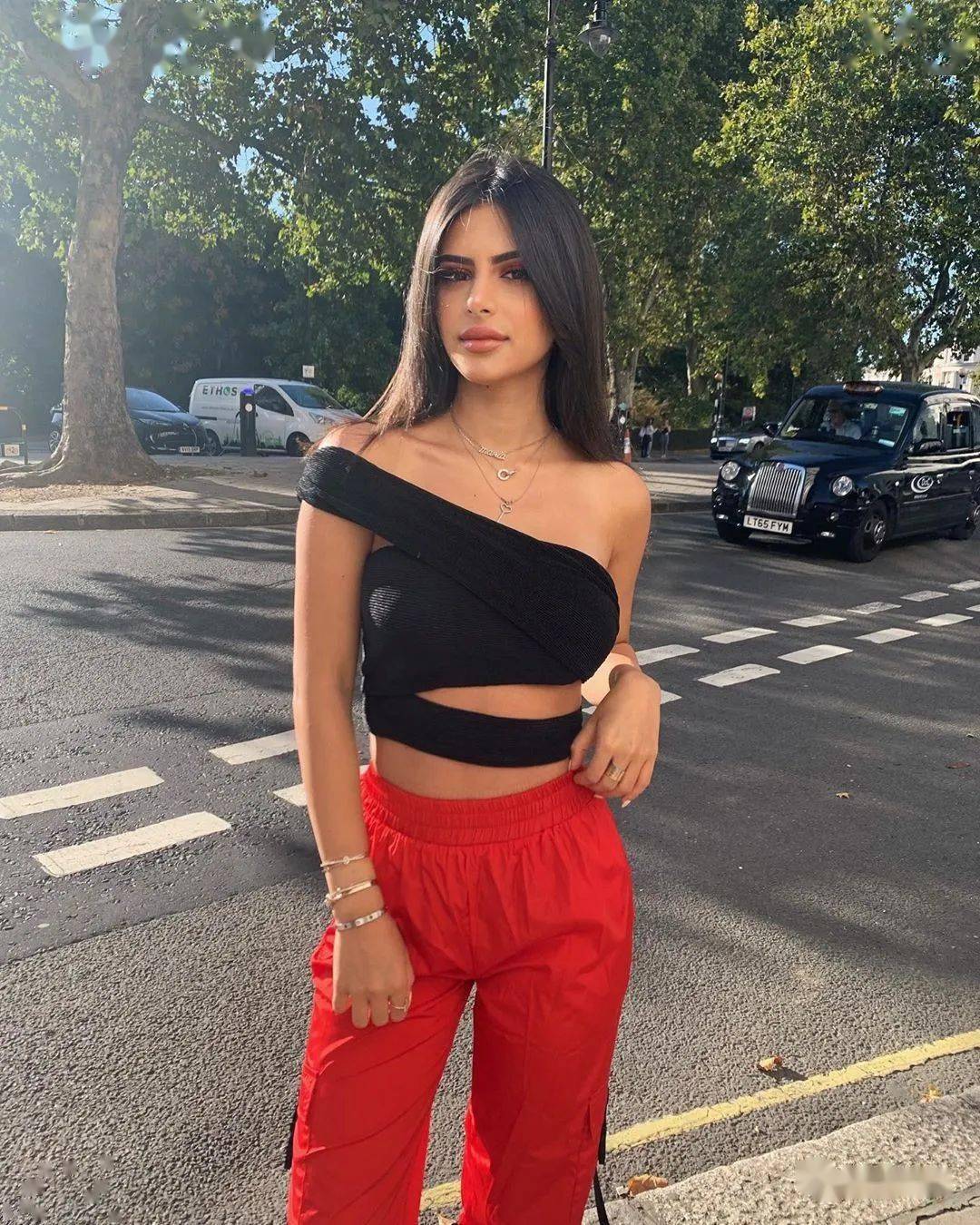 小法妻子与大女儿合影更像姐妹花_达尼埃拉