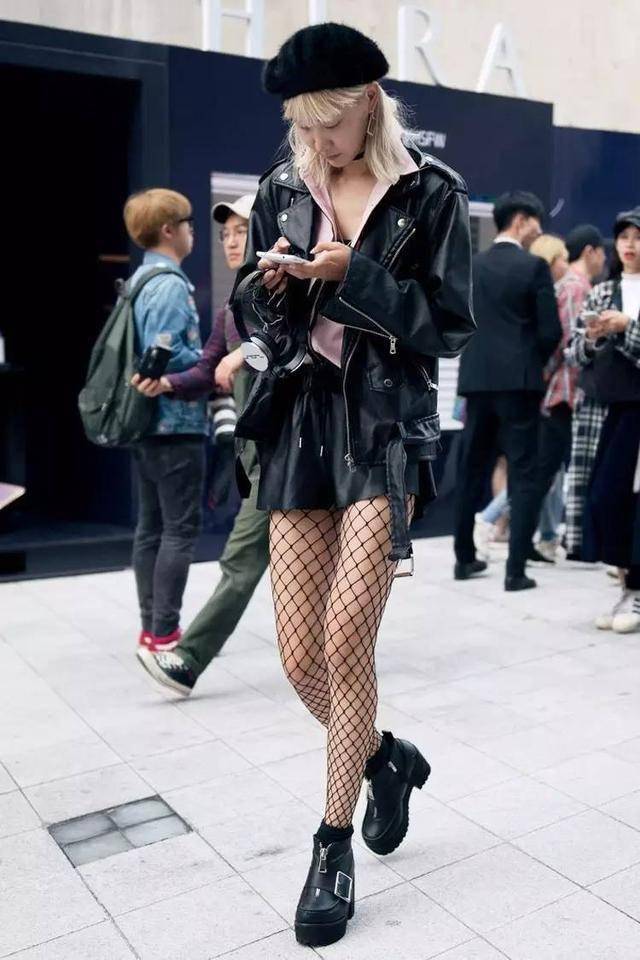 衣服上面带有镂空的渔网修饰的,这样的服装就叫做渔网装,视觉上清凉