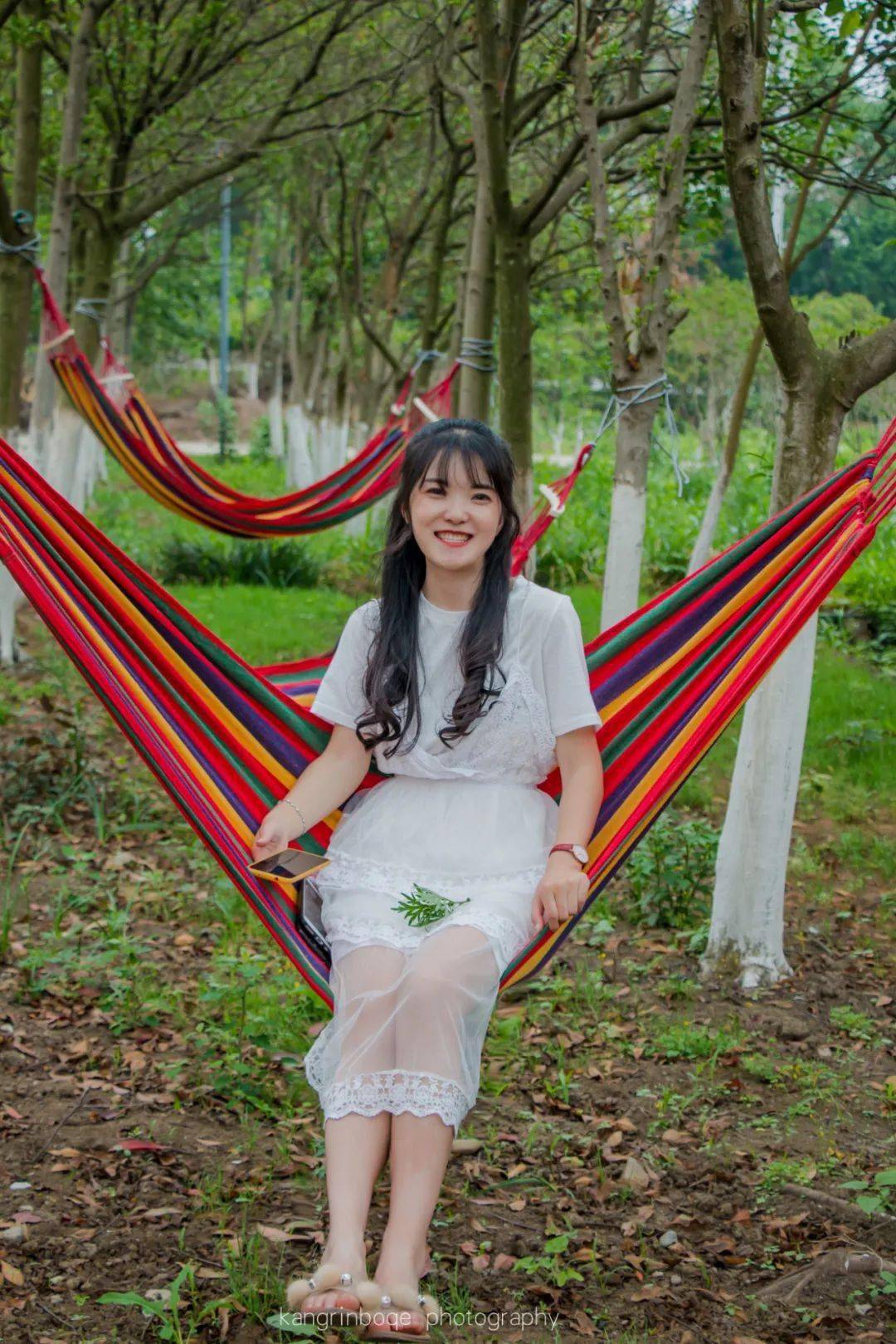 德阳一处田野里藏着彩色集装箱拍照烤肉还可以 ​