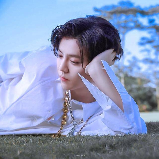 鹿晗身穿白色衬衣气质高贵颜值一绝