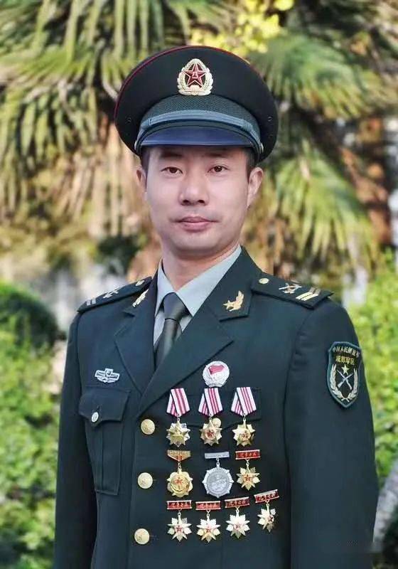 微信朋友圈写了这么一段话:"少年辍学,青年从军,中年创业……一路走来