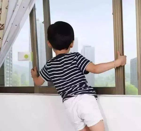惊心一幕沙井4岁男童爬阳台从4楼坠下结果