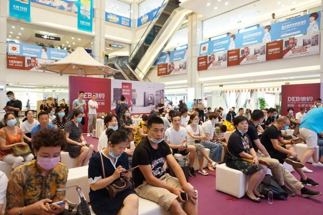 精致小食,海量礼品,欢乐的活动现场,处处有惊喜.