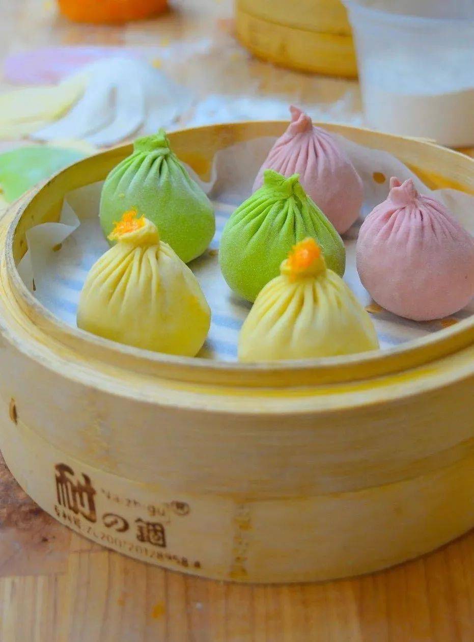 五颜六色的小笼包,看着又比白色的小笼包可爱了不少.