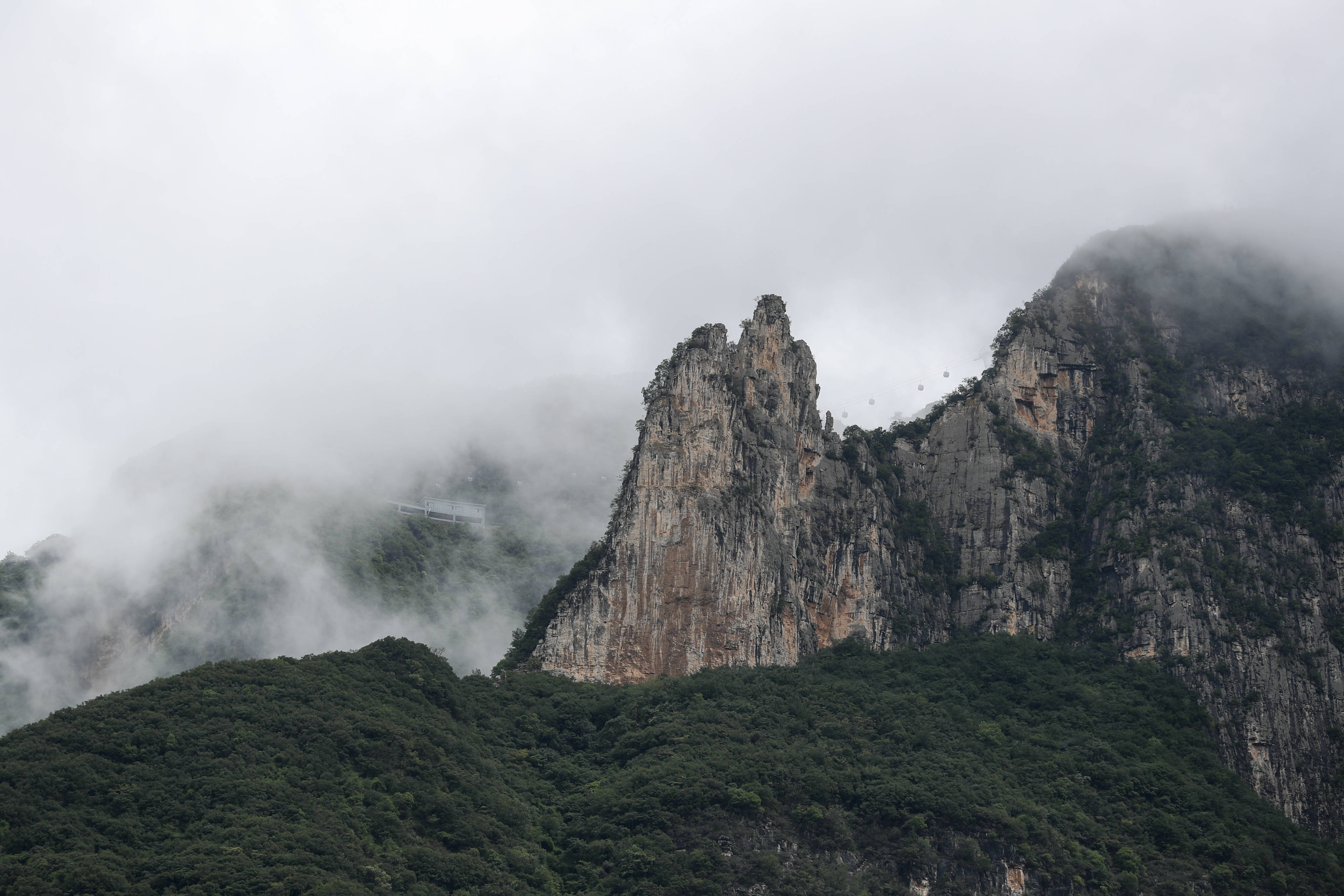 这是6月21日在重庆市巫山县拍摄的雨后巫峡景观,碧山如画,云雾缭绕.