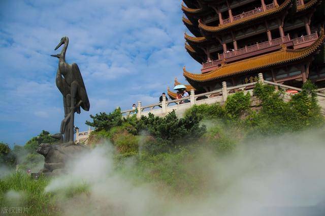 黃鶴一去不復返,白雲千載空悠悠.晴川歷歷漢陽樹,芳草萋萋鸚鵡洲.