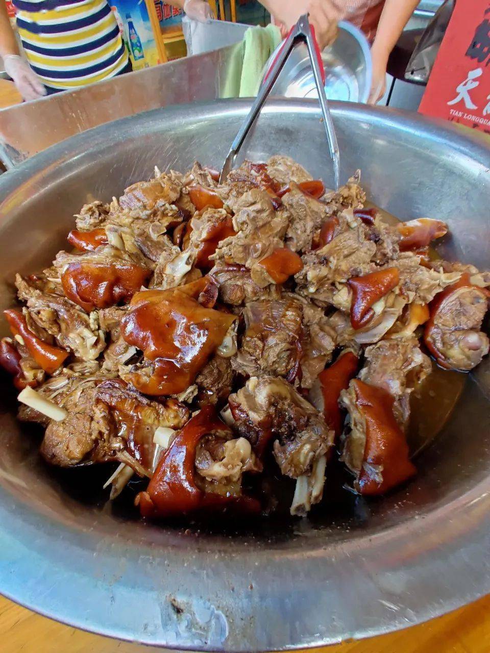 城区好多地方卖狗肉的,我也不能一一走去拍拍,只能祝各位店家大卖了!