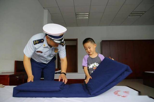 致敬父爱抓拍消防员和孩子们的感人瞬间