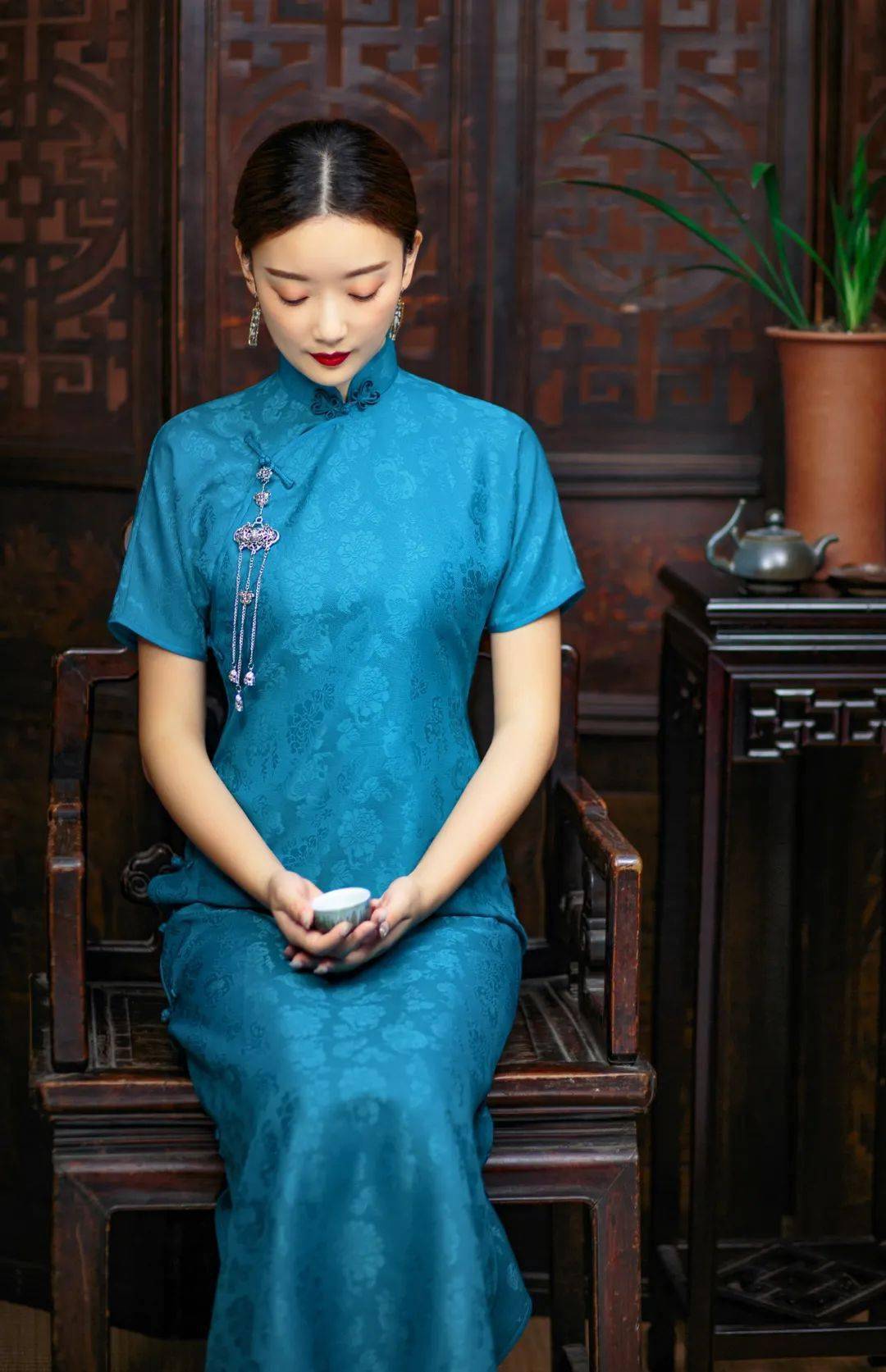 新品种草体验古法旗袍的曼妙