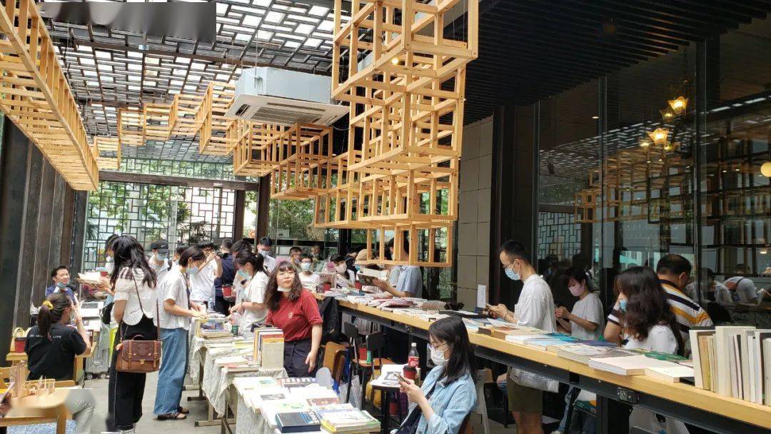 地摊经济，可以很文艺 | 全国唯一“世界文学之都”南京，请让二手书市归来_书摊