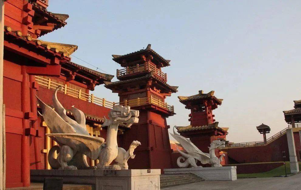 而秦王宫景区仿建的原型就是秦王朝最主要的宫殿——咸阳