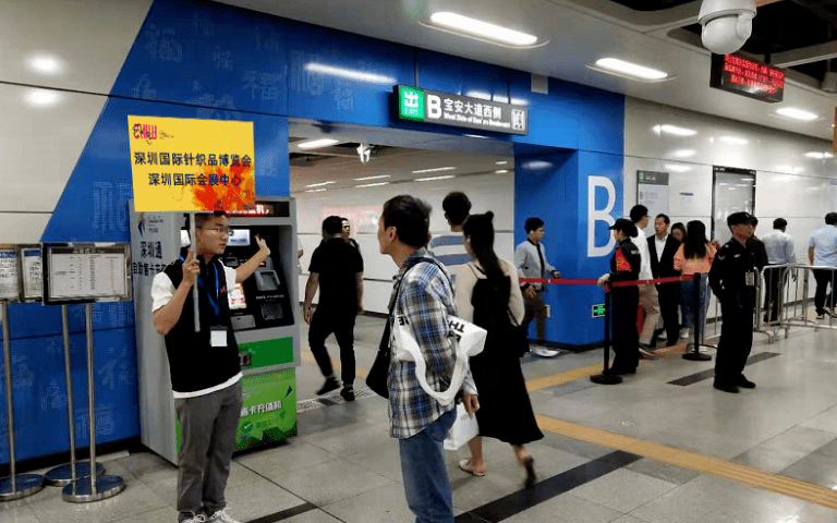 现场工作人员在深圳北站西广场b1出口指引,集中 1.站内闸道d出口 1.