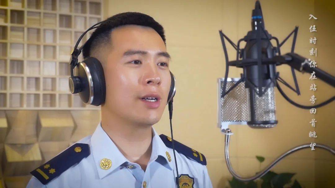 《父亲》曲:王太利原词:王太利编词:高云峰 苏亮亮总是听你说起年轻