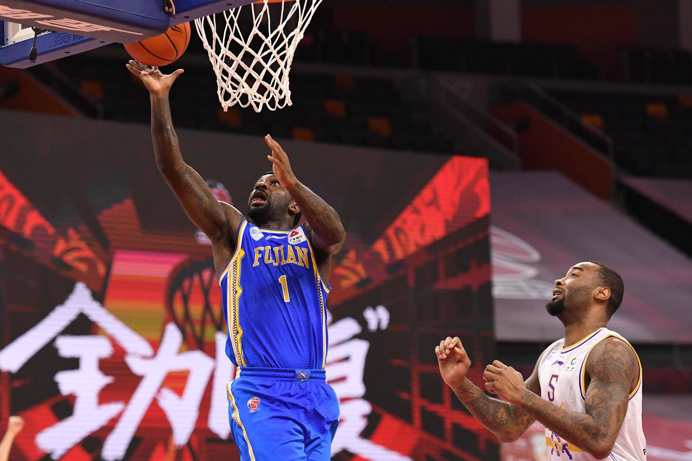 6月21日,福建豹发力队球员泰·劳森(左)在比赛中上篮.