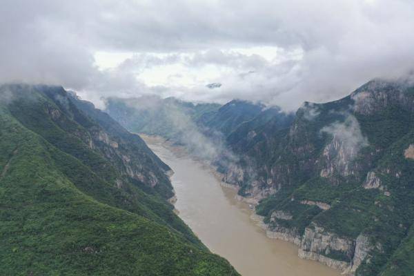 這是6月21日在重慶市巫山縣拍攝的雨後巫峽,兩岸碧山如畫,雲霧繚繞