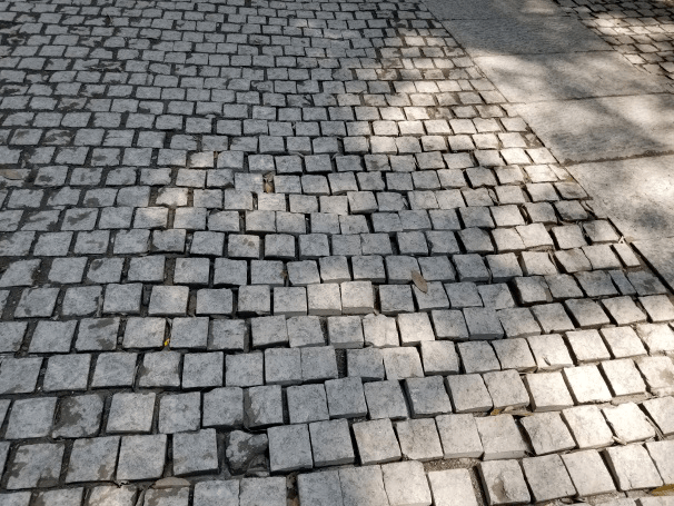 现状:道路宽3到4米,路面材质为弹石和斧凿面花岗岩.