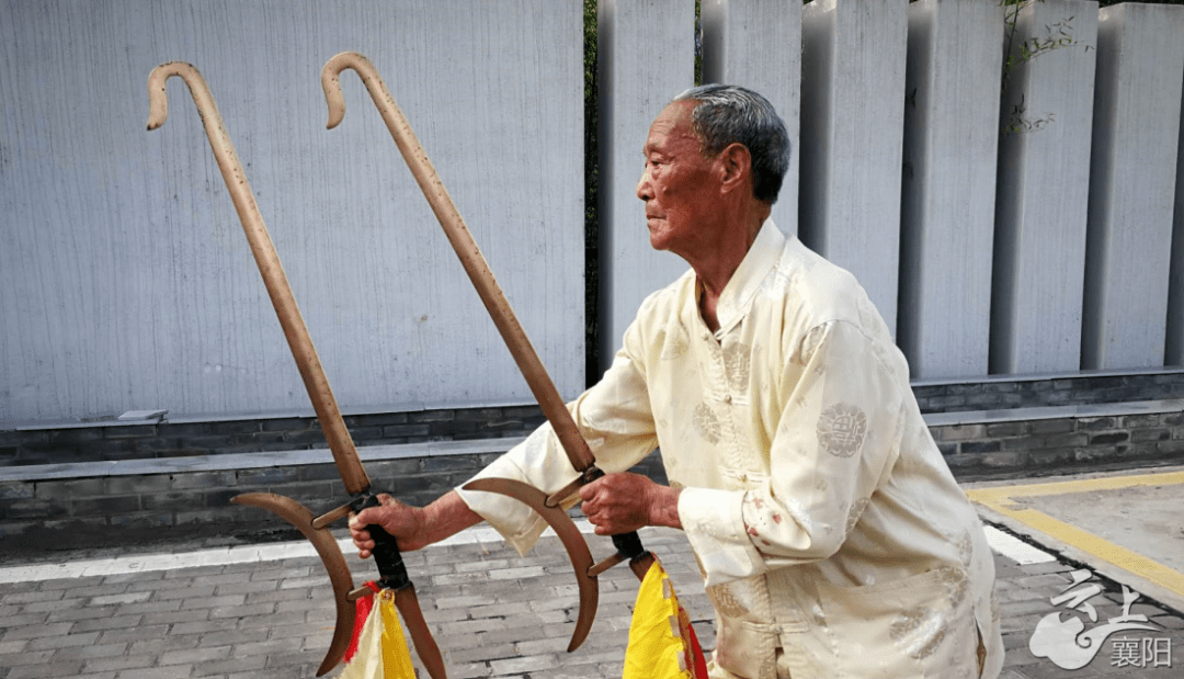 这位舞棍弄棒的老人名叫张建华,樊城柿铺白湾社区人,虽然已是85岁的