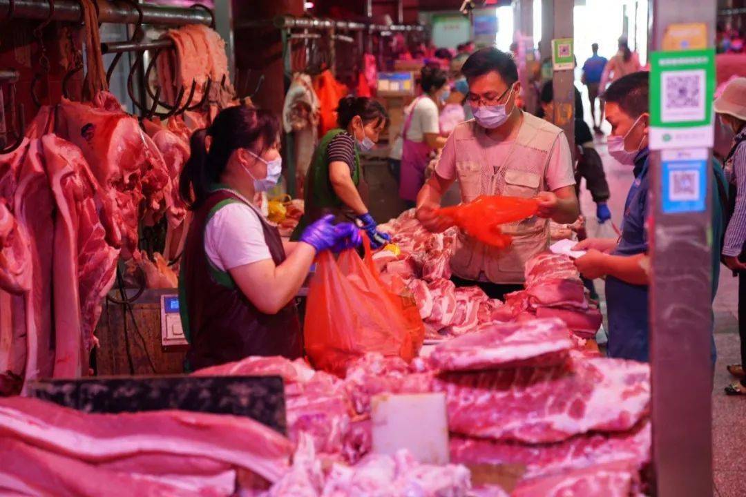 记者从岳各庄批发市场获悉,当天岳各庄批发市场上市猪肉741头,59280