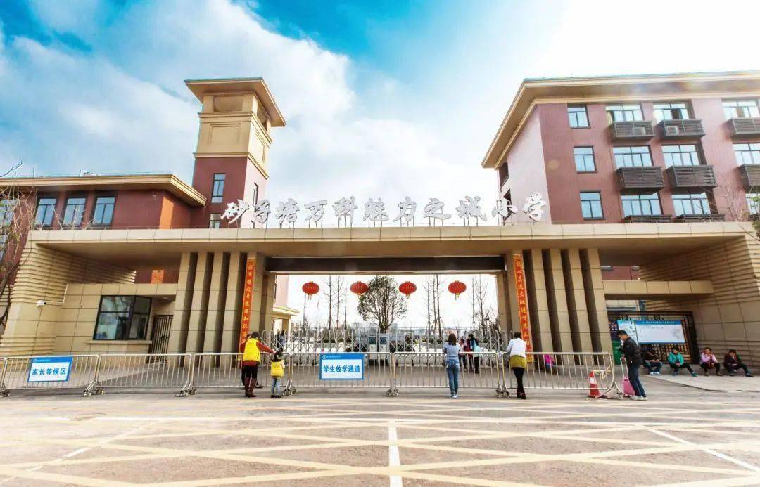 教育:自带3所社区幼儿园,砂子塘万科魅力之城小学;南雅魅力中学(暂定