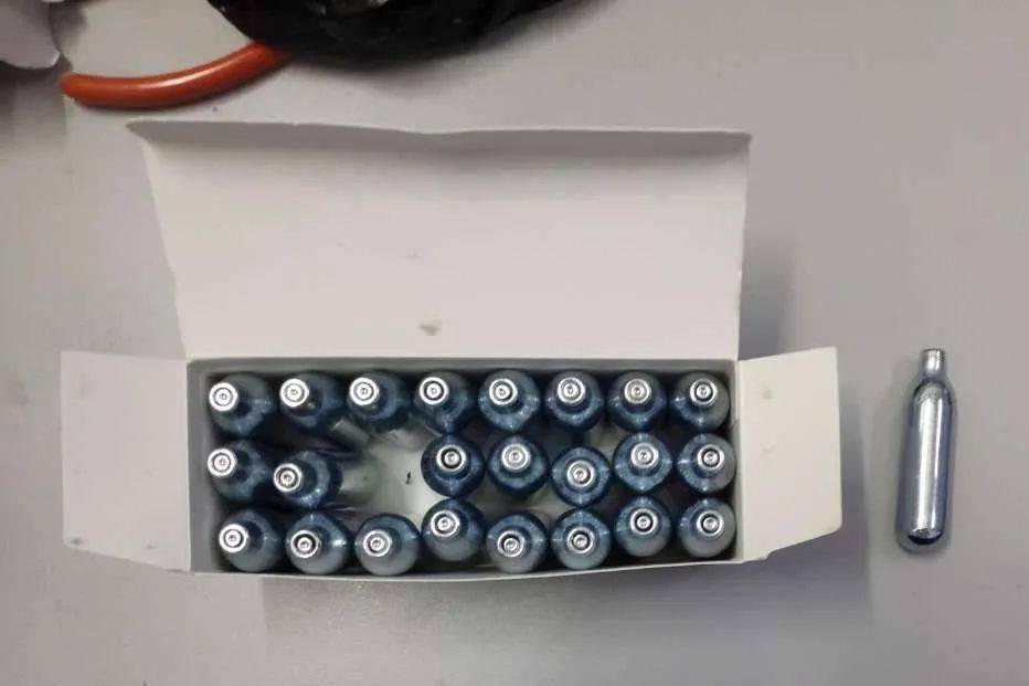 宾馆里一对年轻男女的房间让人大吃一惊,地上床上全是小钢瓶